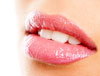 מילוי שפתיים בעזרת חומרי עיבוי שפתיים